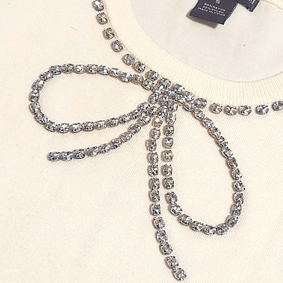 🇺🇲C&T Women's size S White Short sleeve top w/ Jeweled Bow Collar - Picture 2 of 4